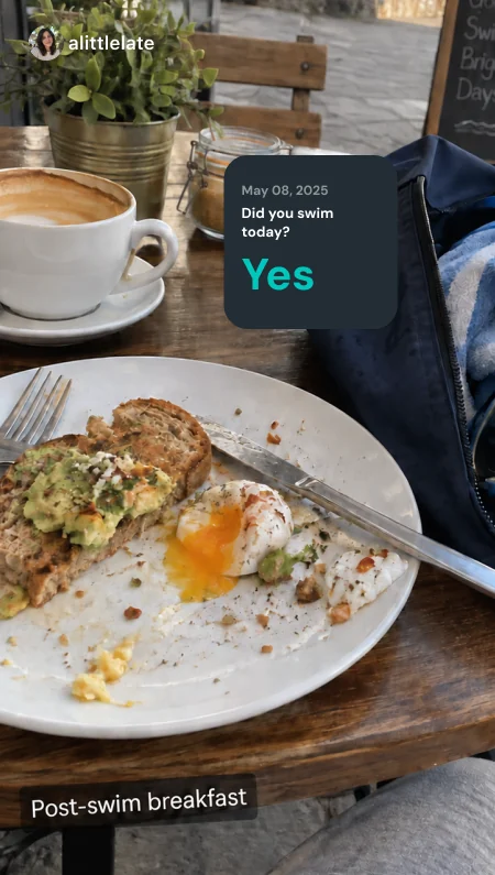 Frühstück nach dem Schwimmen mit einer SwimNow-Karte zum täglichen Schwimmtraining